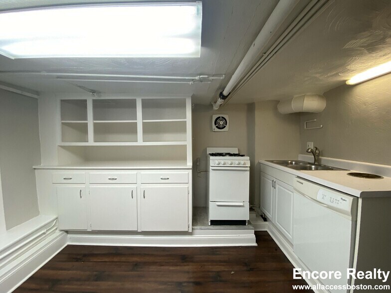 Primary Photo - 216 Banks St