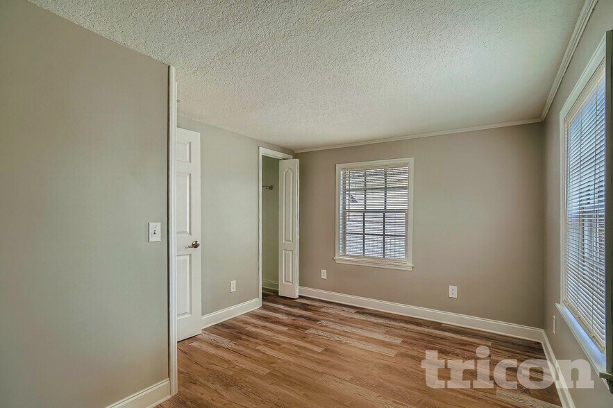 Building Photo - 1125 Michigan Dr N