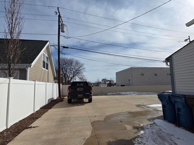 Building Photo - 412 Starkweather St