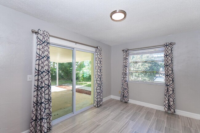 Building Photo - 136 Valencia Dr