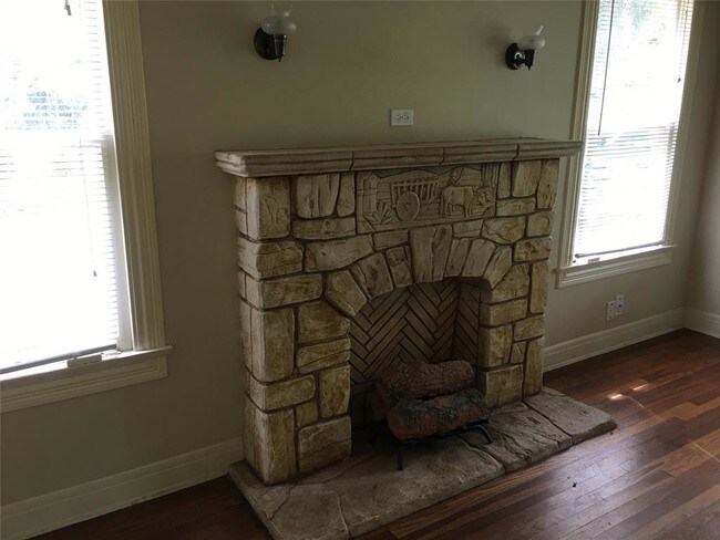 Building Photo - 809 E Burress St