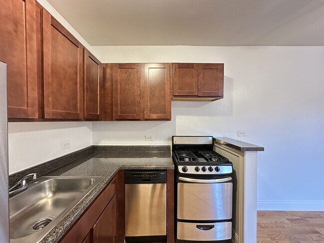 Building Photo - 824 W Cornelia