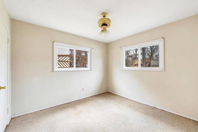 Building Photo - Fantastic 3bd/2ba home! Coming soon!