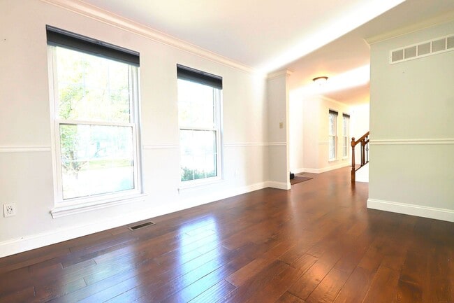 Building Photo - 5 Bed 3.5 Bath Chesterfield Charmer