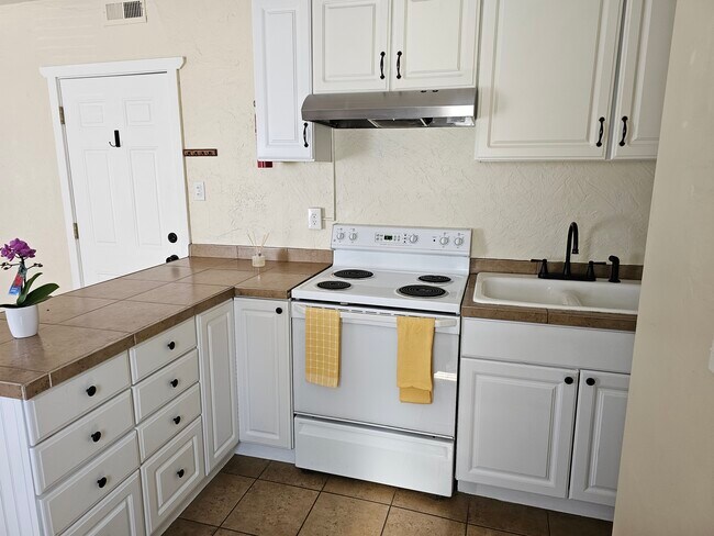 Building Photo - 2826 W Platte Ave