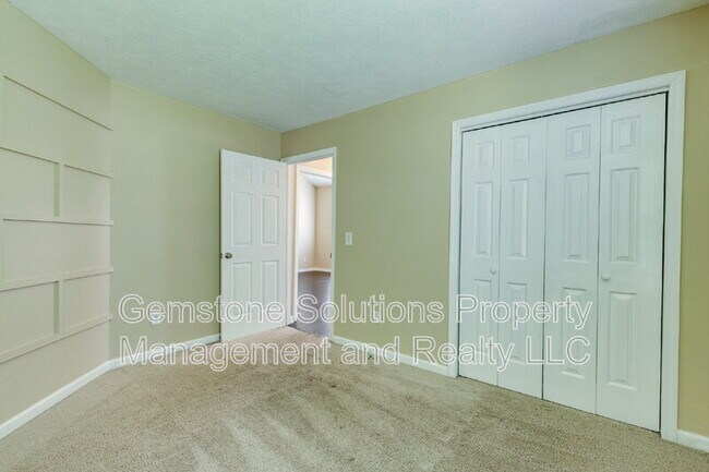 Building Photo - 1111 Cedarhill Ct
