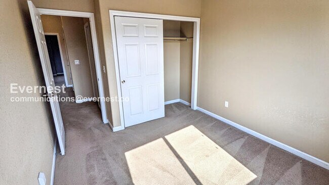 Building Photo - 3 Bed/2 Bath Townhome with Garage / Availa...