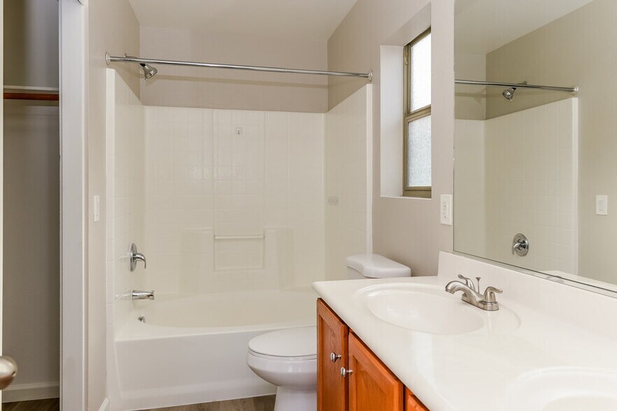 Building Photo - 3409 Greenwood Springs Dr