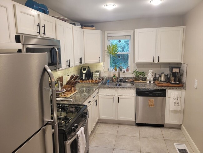 Building Photo - Beautiful 3 Bedroom House in Atlanta!