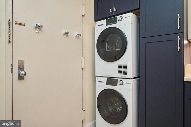 Building Photo - 1800 Old Meadow Rd