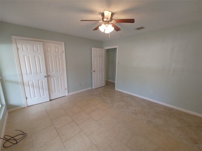 Building Photo - 633 Mosswood Dr