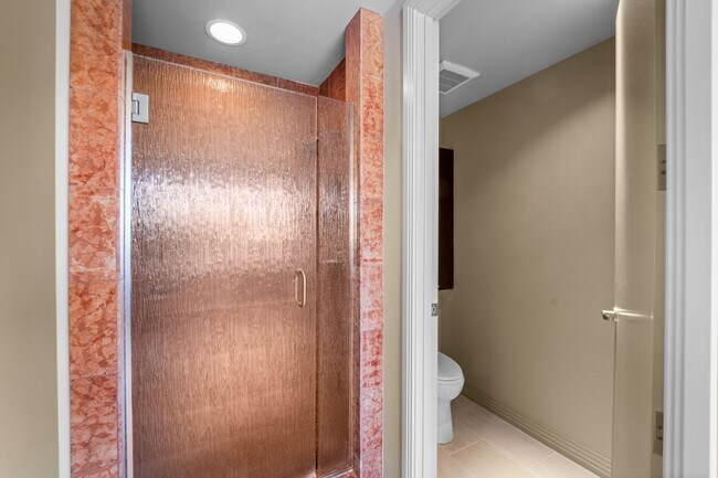 Building Photo - Gorgeous Park Laurel condominium