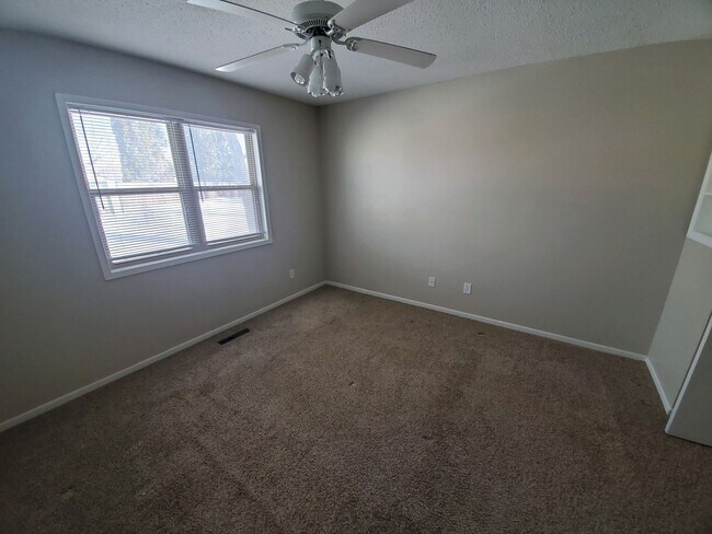 Building Photo - Pet friendly split-level 3 bedroom, 1 bathroom bi-attached home!