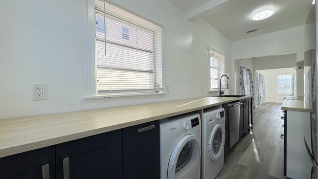 Building Photo - 428 N Oleander Ave