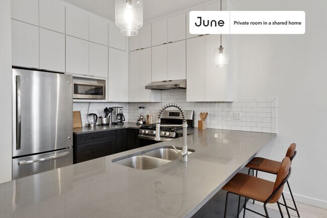 Building Photo - Private bedroom in 5 bed/3 bath Home