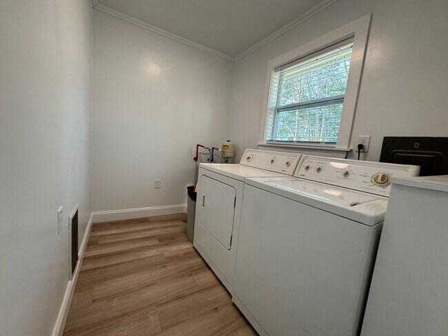 Building Photo - Move-in Ready!