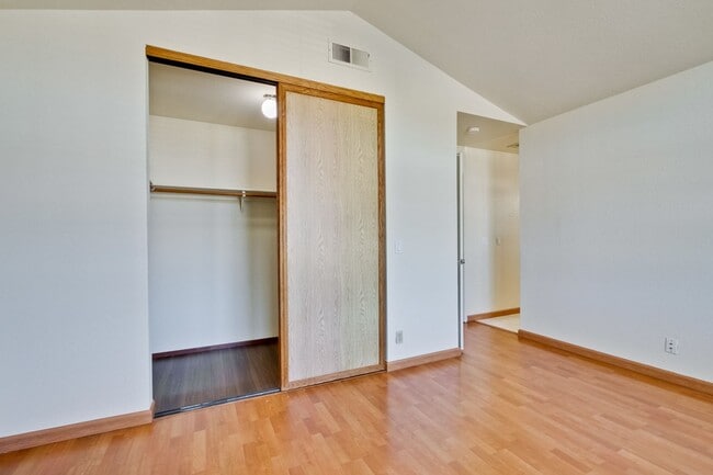 Building Photo - Hardwood Floors- A/C- Full Bedroom and Bath on First Floor: Fresh Paint