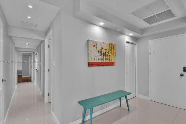 Building Photo - 9225 Collins Ave