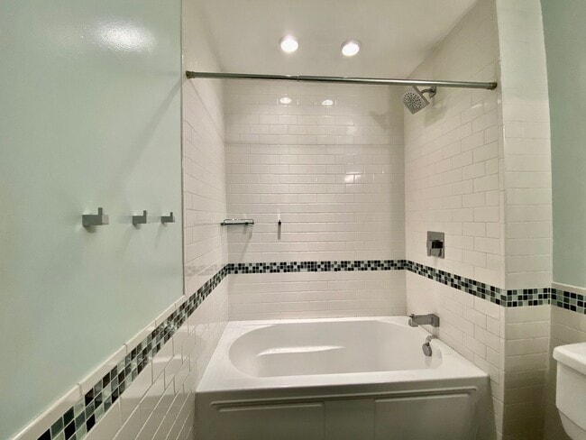Building Photo - Amazing 3 Bedroom Townhome with Fenced Bac...