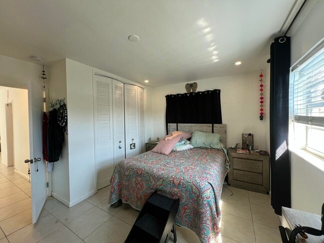 Building Photo - 1130 NE 3rd Ave