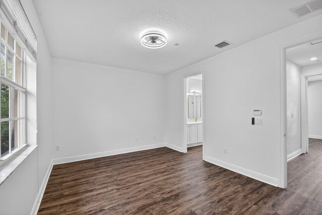 Building Photo - 2502 N Dixie Hwy