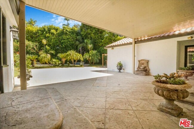 Building Photo - 114 S Layton Dr