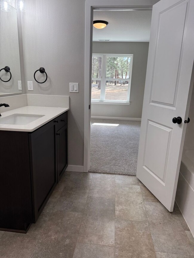 Building Photo - BRAND NEW 2-bd/2-bath in the serene community of Tollgate! - Sisters, OR