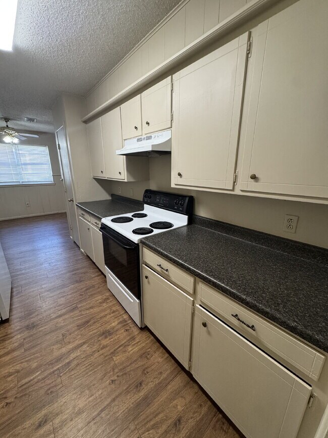 Building Photo - Charming 3-Bed Home with 1.5 Baths in Lubb...