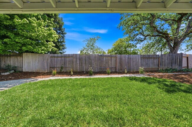Building Photo - Executive Rental in Gold Hills