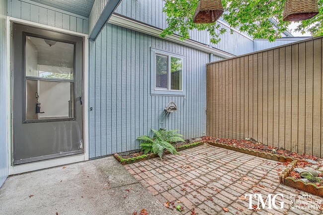 Building Photo - Inviting Townhome with Garage and Communit...