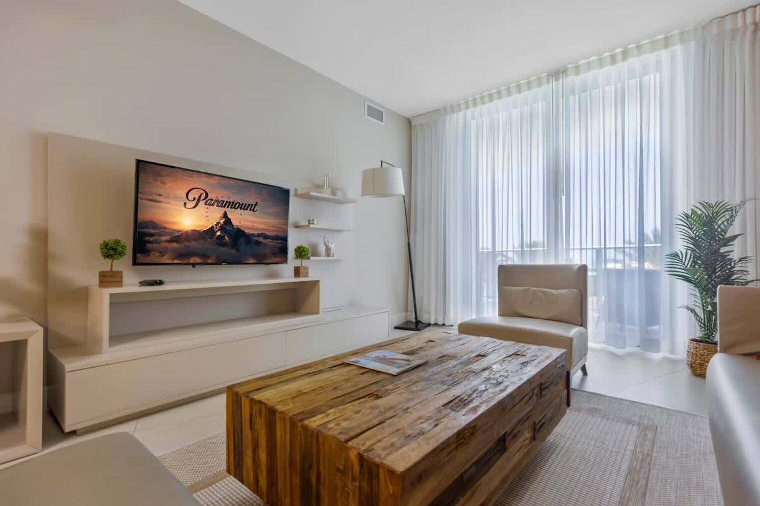 Building Photo - 4011 S Ocean Dr