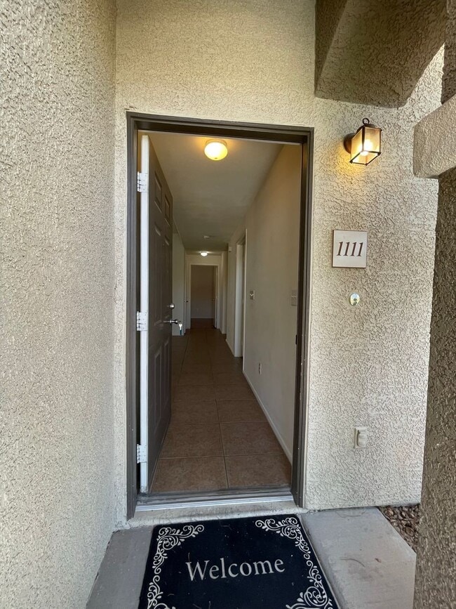 Building Photo - First Floor Condo Unit in Gated Community!