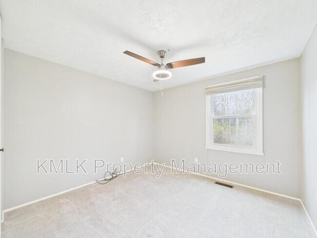 Building Photo - 874 Pleasant St