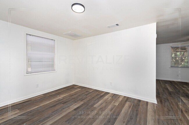 Building Photo - Updated Brick 3 Bed 1 Bath Home with Huge ...