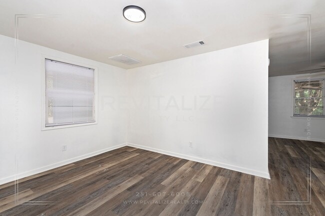 Building Photo - Updated Brick 3 Bed 1 Bath Home with Huge Yard on Quiet Street!