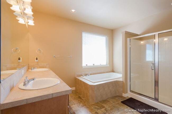 Building Photo - Stunning 3BD | 3BA | Luxury Single Family Home in Orenco | Near Intel & Park | Fenced Yard I Sola...