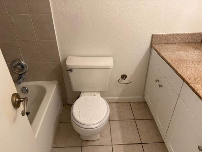 Building Photo - Lexington Place - 1126