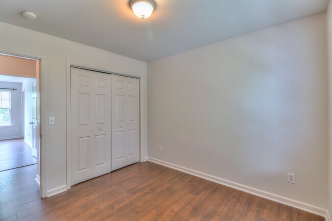Building Photo - 702 Vernon Ave