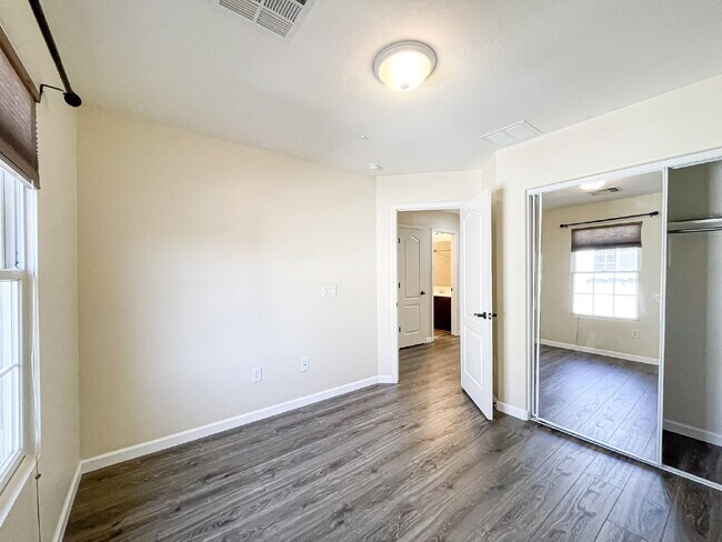 Building Photo - 1633 E Lowell Ave