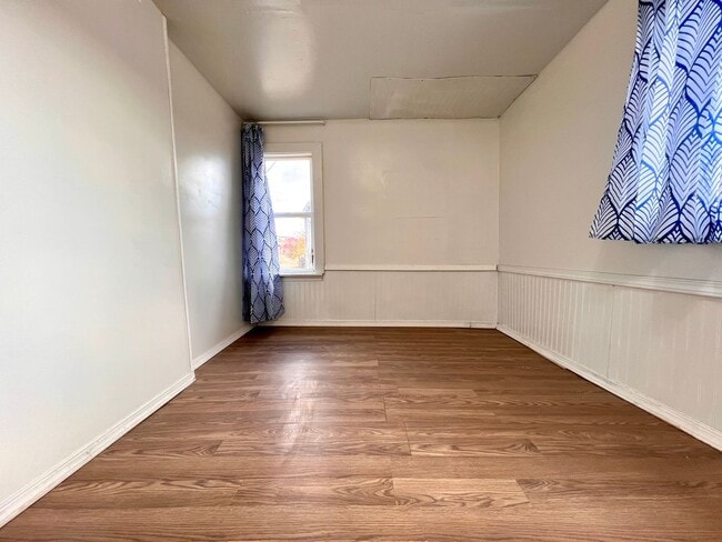 Building Photo - Non-Refundable & Security Deposit Total: $925.00