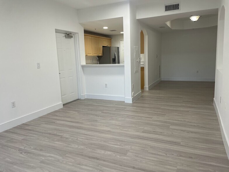 Building Photo - 6700 NW 114th Ave