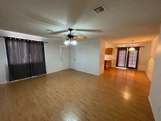 Building Photo - 3 BEDROOM HOME ON HUGE LOT WITH SOLAR  INCLUDED!