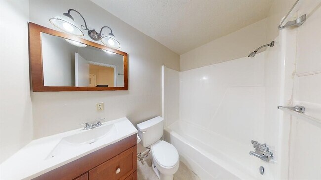 Building Photo - 916 Navarro Dr