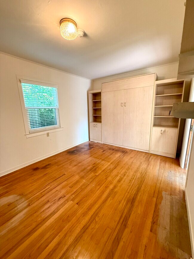 Building Photo - 810 Martin St