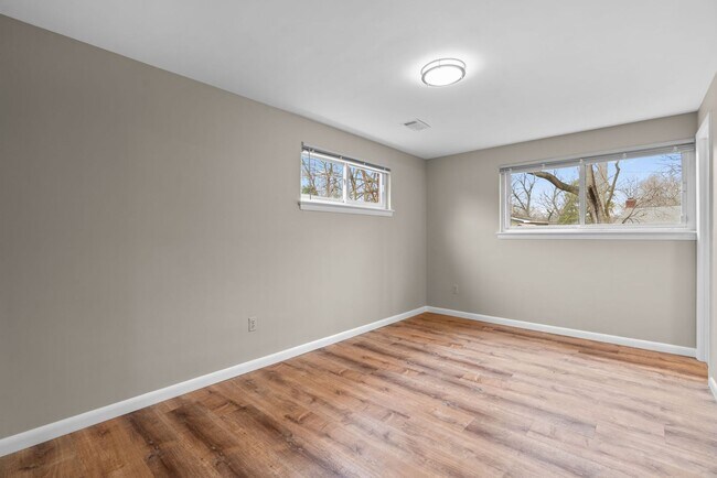 Building Photo - 4 Bed 3 Bath - Takoma Park Split Level - Move In Ready
