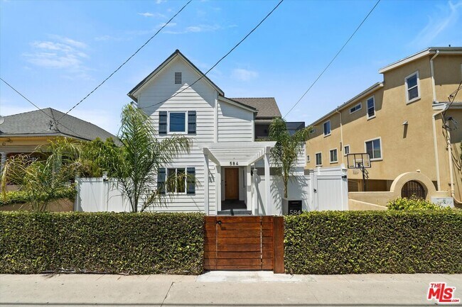 Building Photo - 584 W 10th St