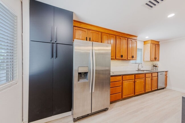 Building Photo - 7107 Barnsdale Way  Austin TX 78745
