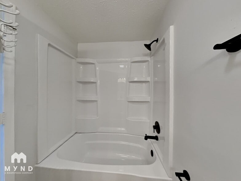 Building Photo - 808 W Smith Valley Rd