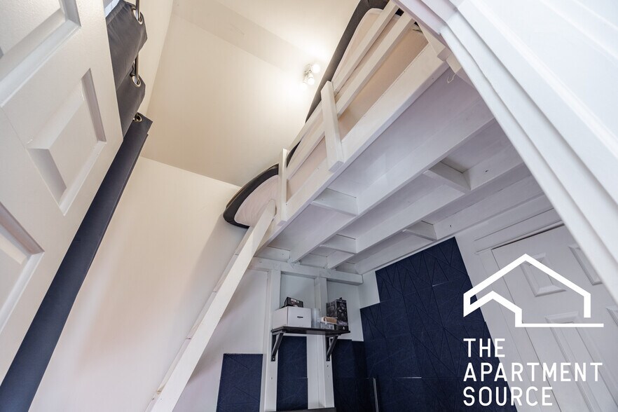 Building Photo - 1822 S Throop St