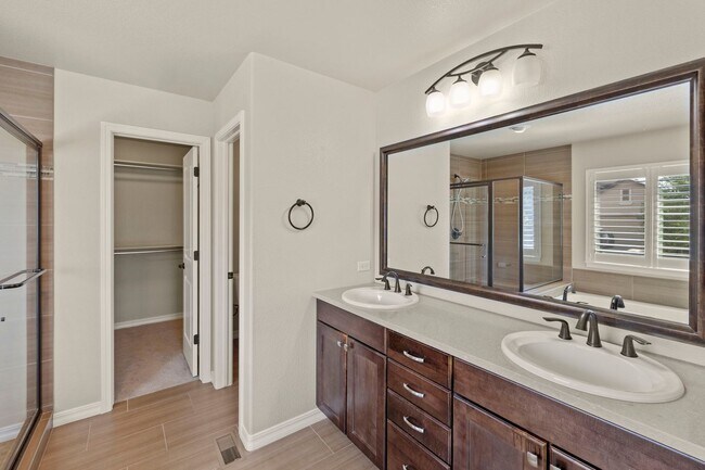 Building Photo - Immaculate & Stunning 4BD Ranch Style in C...